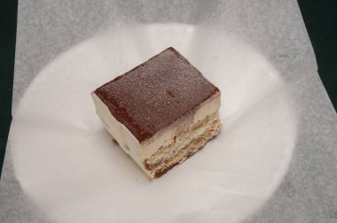 Lezzetli ve otantik İtalyan tatlısı Tiramisu olarak bilinir.