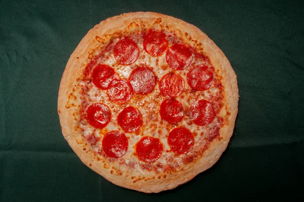 Pyszny Ser Pomidorowy Pokryty Gorącą Smaczną Pizzą Pepperoni — Zdjęcie stockowe