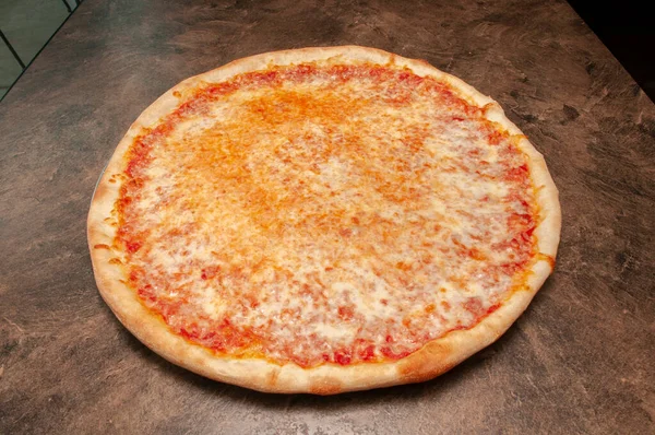 Heerlijke Tomatensaus Kaas Bedekt Hete Smakelijke Pizza Taart — Stockfoto