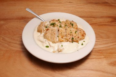 Alfredo tavuğu olarak bilinen geleneksel İtalyan mutfağı.