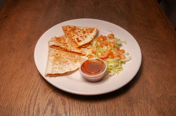 Traditionele Mexicaanse Delicatesse Bekend Als Een Kip Quesadilla — Stockfoto