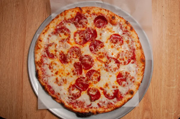 Delicious Tomato Sauce Cheese Covered Hot Tasty Pepperoni Pizza Pie — Stock Photo, Image