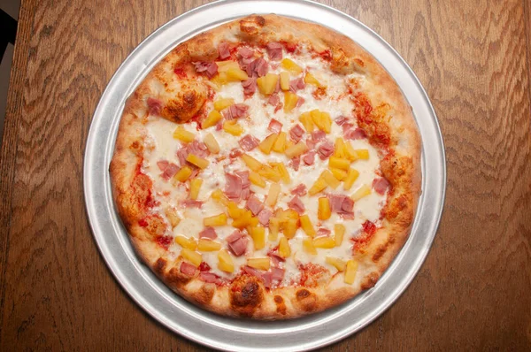 Heerlijke Tomatensaus Kaas Bedekt Met Hete Smakelijke Hawaiiaanse Pizza Taart — Stockfoto