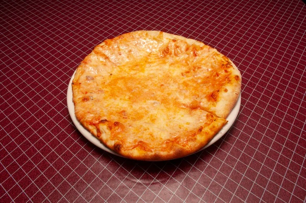 Вкусный Томатный Соус Сыром Покрытый Горячими Вкусными Пирогами Пиццей — стоковое фото