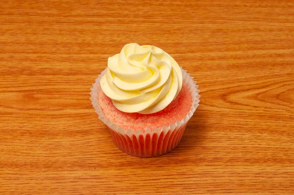 Delicious Bakery Product Known Butter Crean Frosting Strawberry Cupcake — Stockfoto