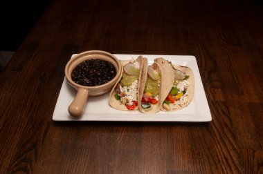 Otantik Tex Meksika mutfağı. Vejetaryen tacoları olarak bilinir.