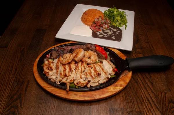 Cozinha Mexicana Autêntica Tradicional Conhecida Como Bife Camarão Fajitas Frango — Fotografia de Stock