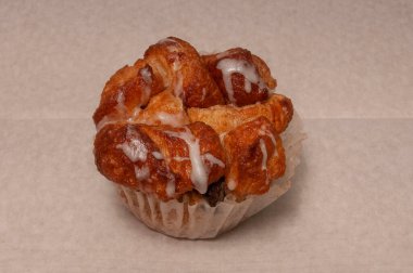 Tarçınlı çörek olarak bilinen lezzetli ve lezzetli bir yemek.