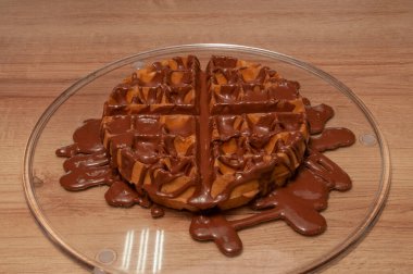 Çikolatalı waffle olarak bilinen geleneksel lezzetli yemek.