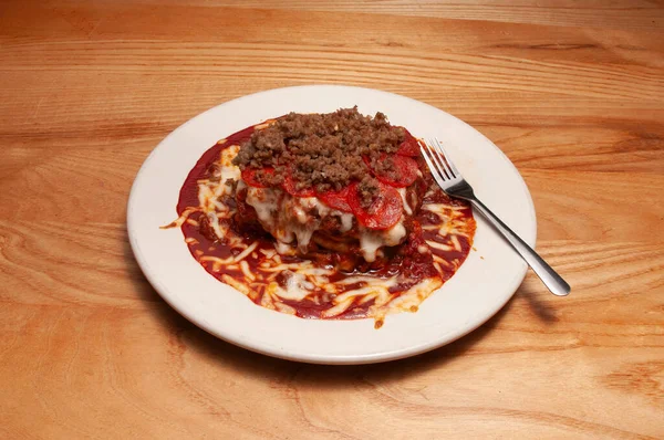 Nagy Szelet Ízletes Házi Olasz Stílusú Hús Szerelmeseinek Lasagna — Stock Fotó