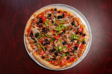 Lezzetli domates soslu peynirli sıcak ve lezzetli pizza turtası. 