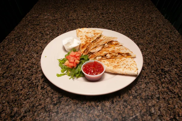 Traditionele Mexicaanse Delicatesse Bekend Als Een Kip Quesadilla — Stockfoto