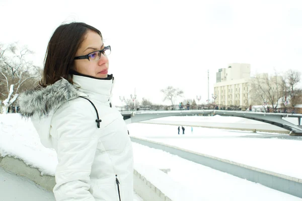 Fiatal nő a téli parkban — Stock Fotó