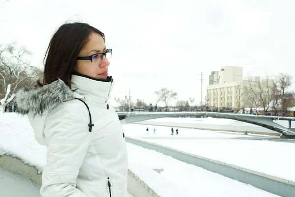 Νεαρή γυναίκα στο χειμερινό πάρκο — Φωτογραφία Αρχείου