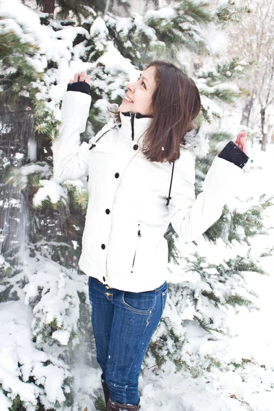 Junge Frau steht am Schneebaum — Stockfoto