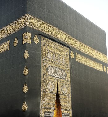 Mekke Kabe kapısı Kutsal Kuran ayetleri ile altın kitap