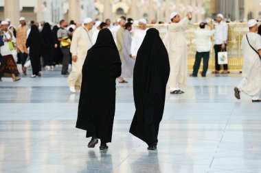 yürüyen iki Müslüman kadın