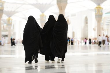 açık havada yürüyüş üç moslim kadın