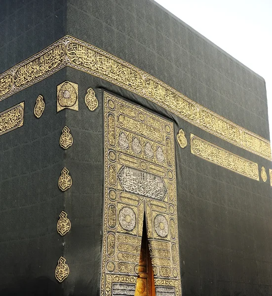 Makkah kaaba deur met verzen uit de Heilige qoran boek in goud — Stockfoto