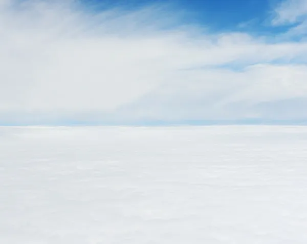 Blick über den Himmel aus dem Flugzeug — Stockfoto