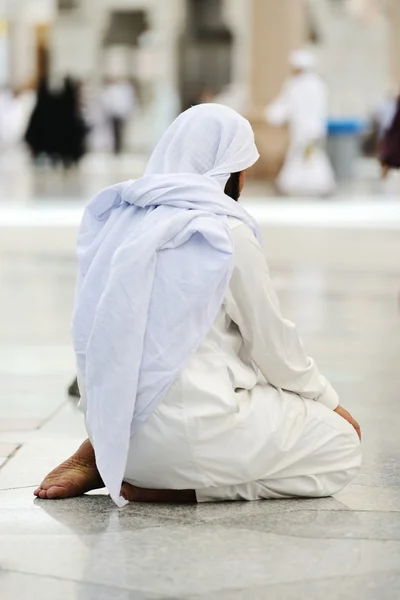 Muslim praying at Medina mosque — Stock Photo, Image