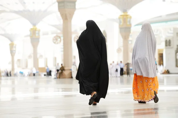 Due donne arabe musulmane che camminano — Foto Stock