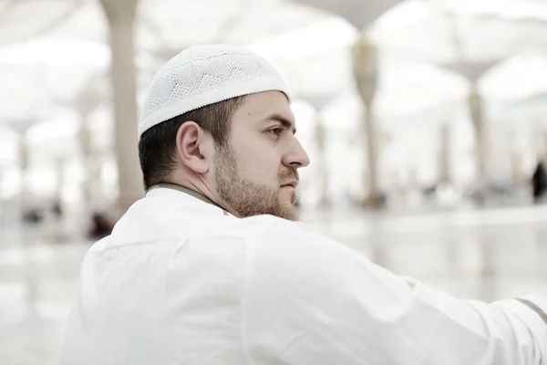 Muslimové se modlí v medíně mešita — Stock fotografie