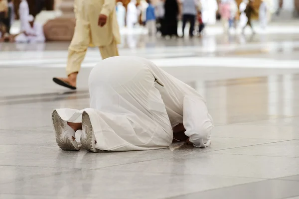 Muçulmano orando na mesquita Medina — Fotografia de Stock