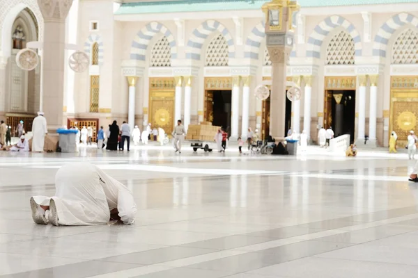 Muslimska be i moskén i medina — Stockfoto