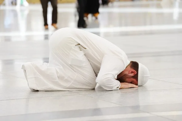 Musulmán rezando en la mezquita Medina — Foto de Stock