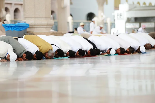 Muslime beten gemeinsam in heiliger Moschee — Stockfoto