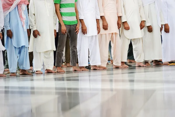 Muçulmanos rezando juntos na Mesquita Sagrada — Fotografia de Stock