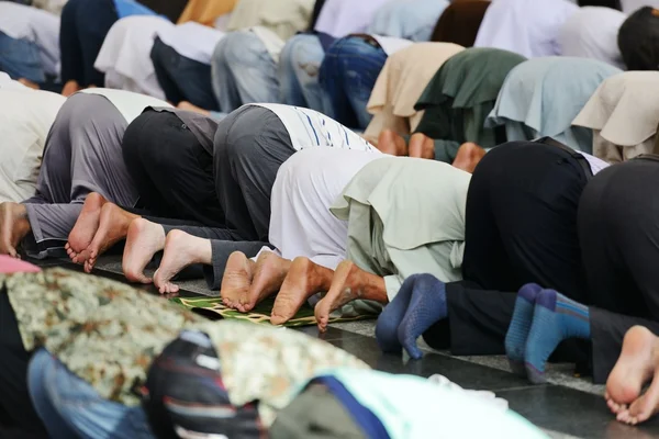 Musulmans priant ensemble à la Sainte mosquée — Photo