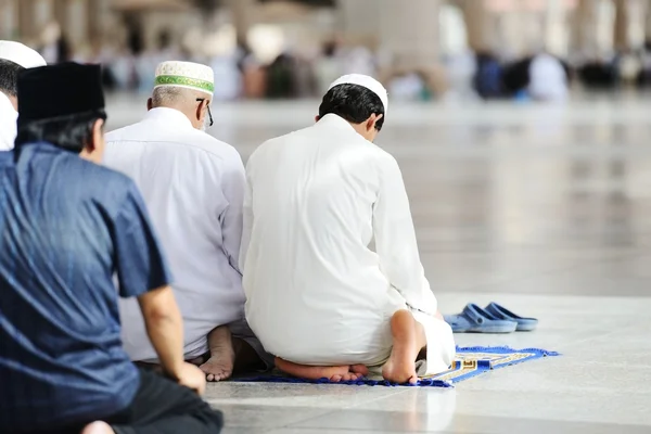 Moslims bidden samen bij de heilige moskee — Stockfoto