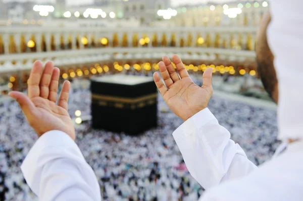 Musulmán rezando en Mekkah con las manos arriba — Foto de Stock