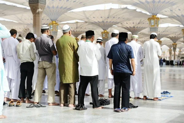 이슬람교도 신성한 사원에서 함께 기도 로열티 프리 스톡 이미지