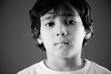 ciddi küçük çocuk