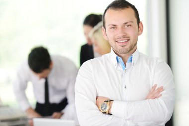 genç işadamı portresi ve meslektaşları bac çalışma