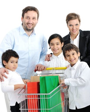 bir alışveriş sepeti ile mutlu bir aile