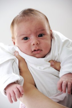 Yeni doğmuş bebek annesinin kollarında.