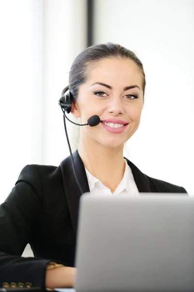 Vrouwelijke call centrum medewerker spreken over de headset — Stockfoto