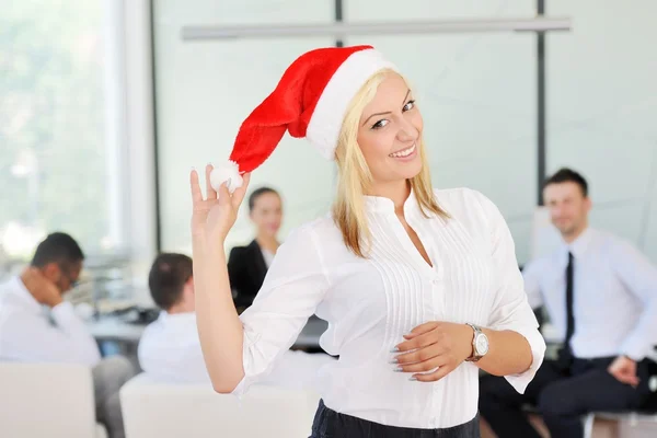 Santa fille femme d'affaires au bureau avec des collègues — Photo