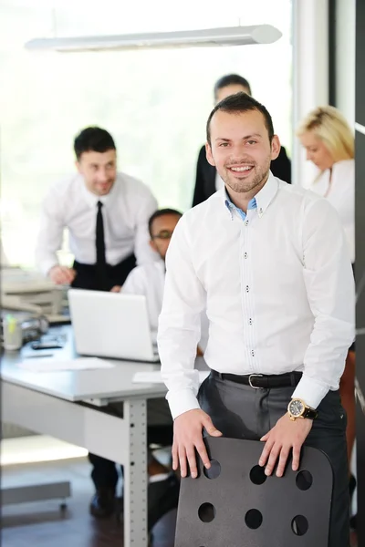 Giovane uomo d'affari ritratto ei suoi colleghi che lavorano al bac — Foto Stock