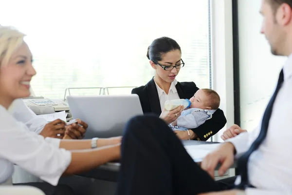 Unternehmen kümmert sich um Baby im Büro — Stockfoto