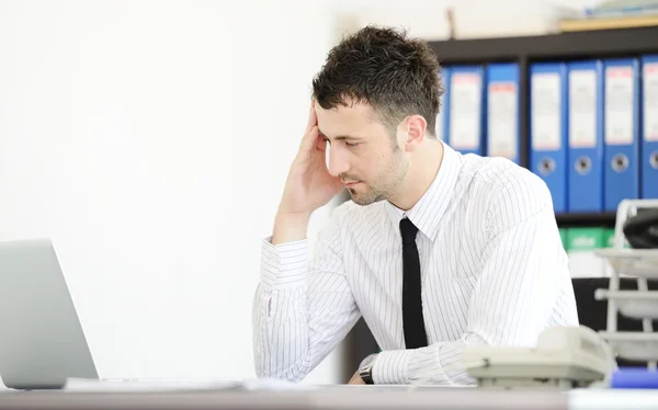 Zakenman met stress in de kantoor — Stockfoto