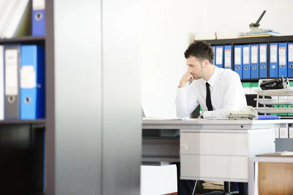 Affärsman med stress i officeフォンテーヌ ブローの公園 — Stockfoto