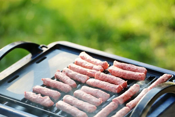 Płomienie grillowania stek na bbq — Zdjęcie stockowe