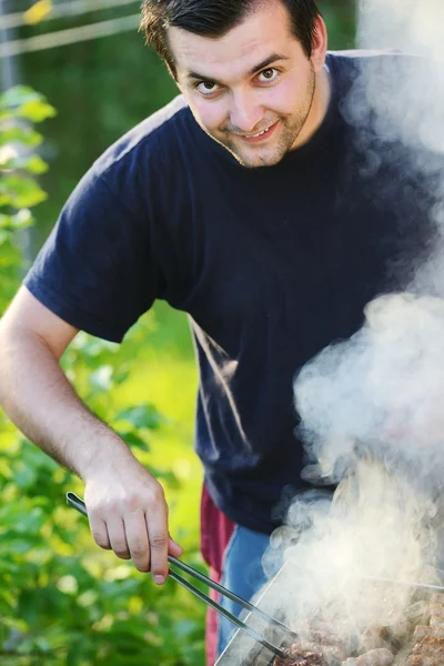 Flammes griller un steak sur le barbecue — Photo