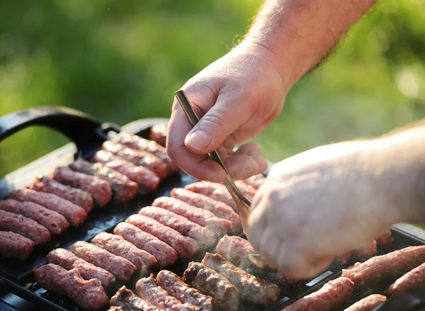 Fiamme grigliare una bistecca sul barbecue — Foto Stock