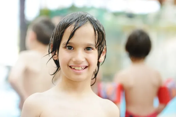 Verão feliz tempo na piscina — Fotografia de Stock